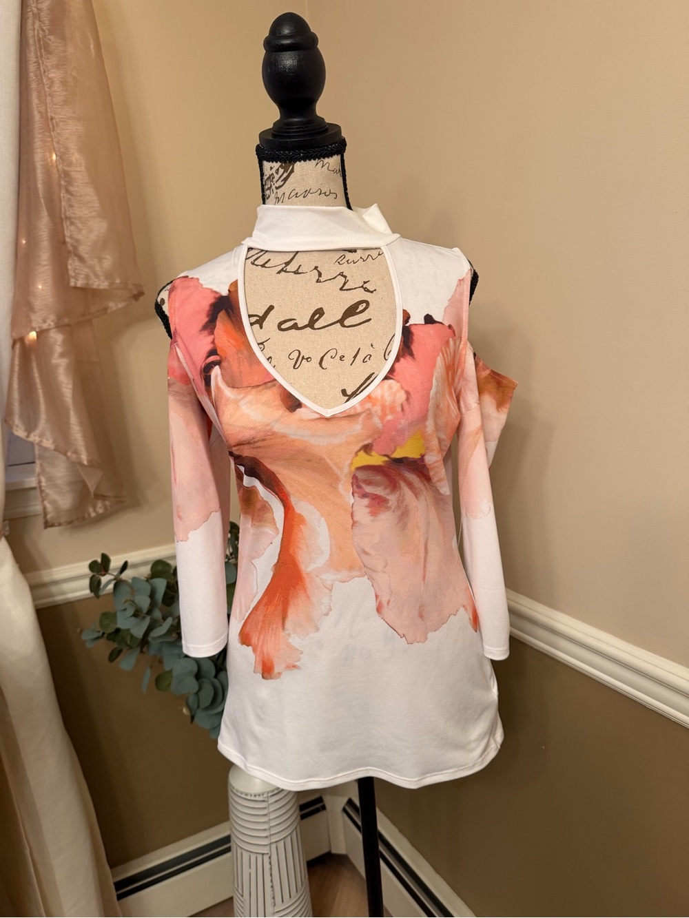 Bisou Bisou White Floral-Abstract V-Neck Long Sleeve Top NWT